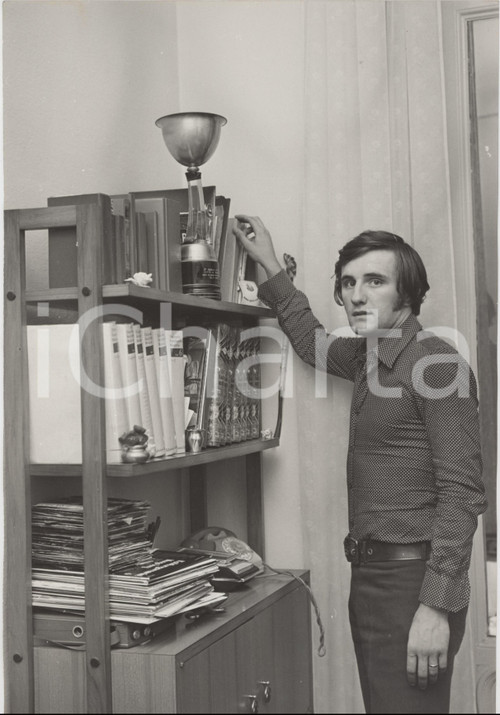 1970 ca CALCIO Ritratto di Sergio MAGISTRELLI con trofeo in salotto - Foto