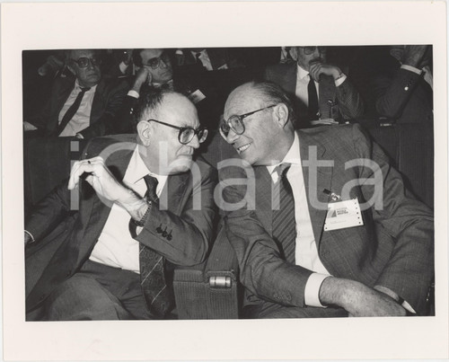 1990 ca CONFINDUSTRIA Rino FORMICA scherza con Walter MANDELLI Foto 25x20 cm