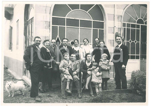 1935 ca Area di BIELLA - Famiglia nel cortile di una villa *Foto 17x12 cm