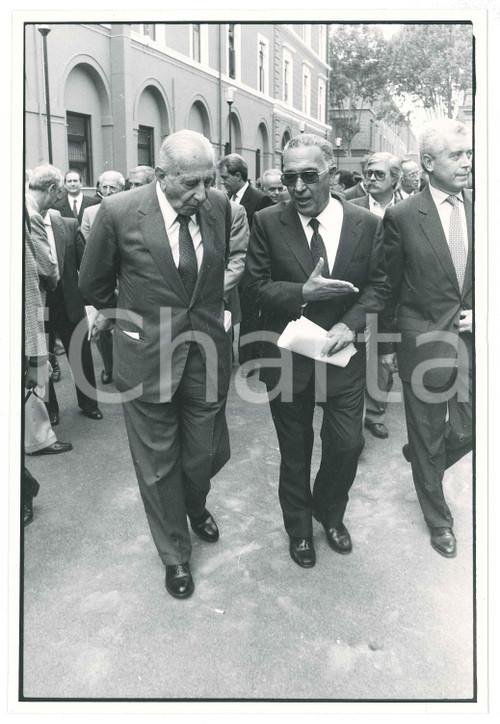 1990 ca ROMA Arrivo Giuliano VASSALLI Carlo MINNITI *Fotografia 18x24 cm (1)
