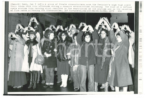 1979 ROMA Manifestazione femminista dopo l'attentato a RADIO DONNA *Telefoto