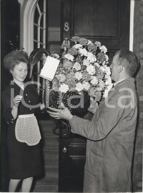 1960 LONDON Hyde Park - Black swan bouqet for 86th Winston CHURCHILL's birthday