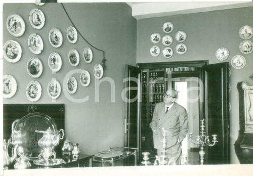 1960 MILANO Ritratto dello scrittore e giornalista Orio VERGANI nella sua casa