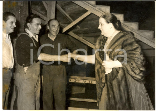 1954 PARIS OPERA Germaine COTY saluta i macchinisti del teatro - Foto 18x13 cm