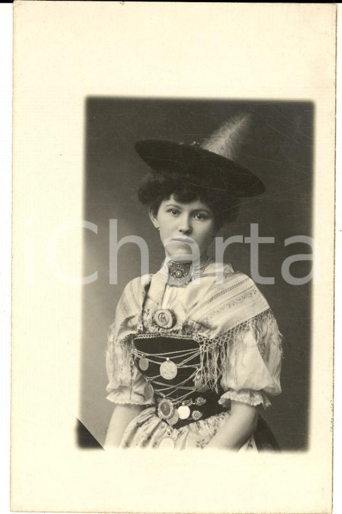 1910 ca GERMANIA Ritratto di donna in costume tradizionale - Foto cartolina  Fotografia d'epoca, in formato cartolina postale. CONDIZIONI: G       originale e autentica 1