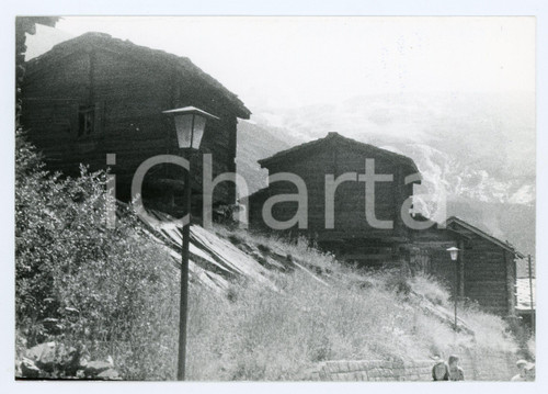 1980 SAAS-FEE (SVIZZERA) Panorama con baite in legno - Foto 17x13 cm Fotografia d'epoca con didascalia al verso.  FAIR/discreto Lievi smussature agli angoli Formato: 17x13 cm originale e autentica 1