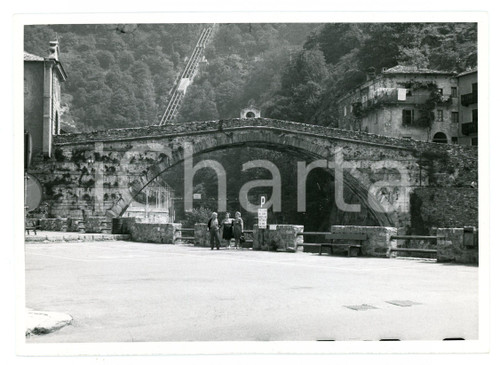 1972 PONT-SAINT-MARTIN (AO) Turisti in posa davanti al ponte romano - Foto 17x13