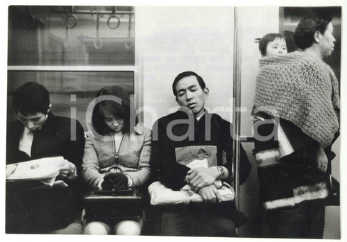 1971 TOKYO Pendolari esausti dopo un'intensa giornata di lavoro *Foto ARTISTICA