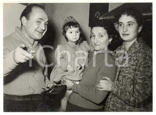 1955 MONZA Luigi PASTORI festeggia vincita TOTOCALCIO con la famiglia *Foto
