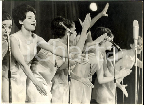 1968 SOFIA IX World Festival of Youth and Students - Vocal ensemble HEBROS Photo Fotografia d'epoca con didascalia coeva al verso. CONDIZIONI: FAIR (piccolo residuo cartaceo al margine destro)FORMATO:  24x18 cm     originale e autentica 1