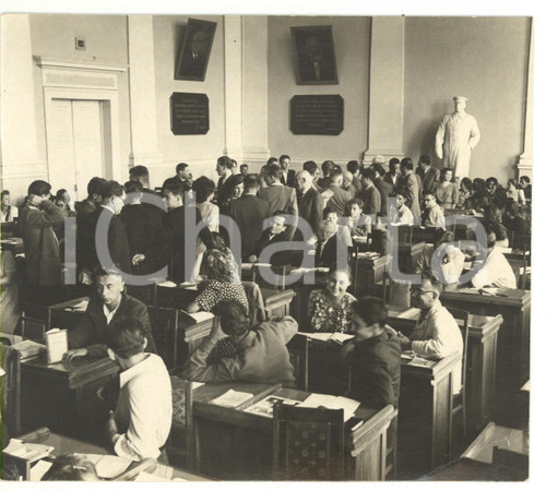 1955 ca UNIVERSITÀ DI KIEV (URSS) Delegazione socialista in sala di lettura