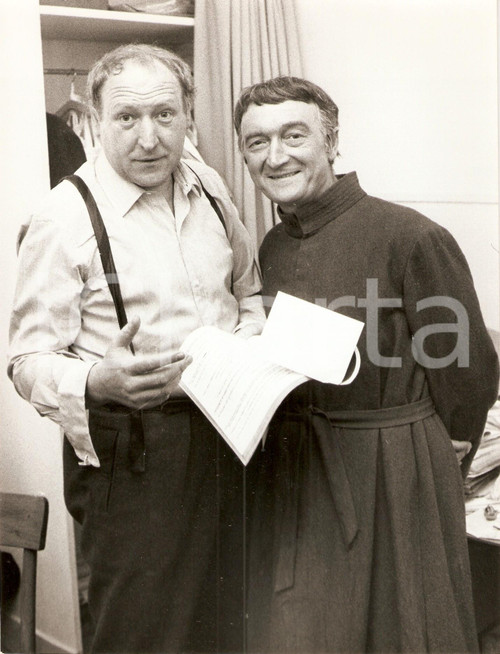 Fotografia d'epoca originale 1960 ca CINEMA Jean VILAR e regista leggono copione nel camerino *Foto (1) 1