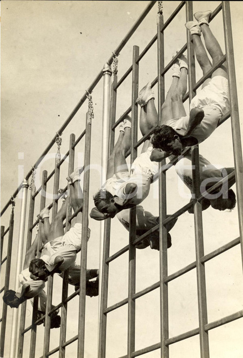 Fotografia d'epoca originale 1939 ATLETICA Esercizi ginnici al quadro svedese FOTO 1