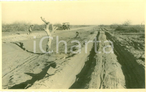 Fotografia d epoca originale 1937 SOMALIA AOI Camionetta e contadino lungo una nuova strada Fotografia 1