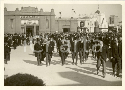 Fotografia d epoca originale 1935 MILANO FIERA CAMPIONARIA Diplomatici dopo visita a padiglione VINI D ITALIA 1