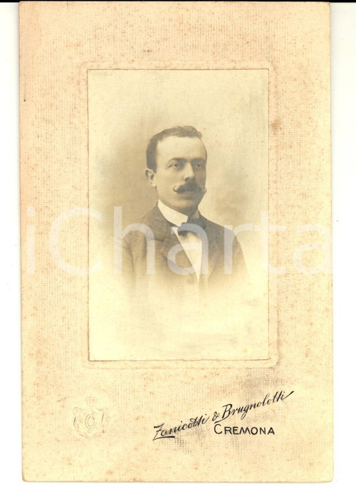 Fotografia d epoca originale 1890 ca CREMONA Ritratto maschile con abito scuro Foto ZANICOTTI & BRUGNOLOTTI 1