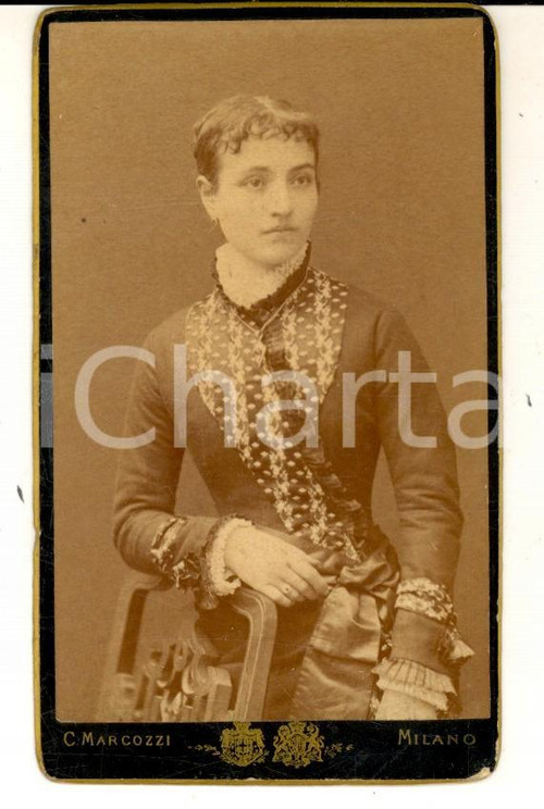 Fotografia d epoca originale 1880 ca MILANO Ritratto di donna con abito ricamato Foto Carlo MARCOZZI CDV 1