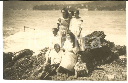 Fotografia d epoca originale 1930 ca LIGURIA Gurppo di giovani donne su uno scoglio Foto cartolina VINTAGE 1