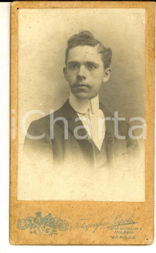 Fotografia d epoca originale 1900 ca MILANO Corso GARIBALDI  Ritratto di giovane uomo Fotografia NAPOLI CDV 1