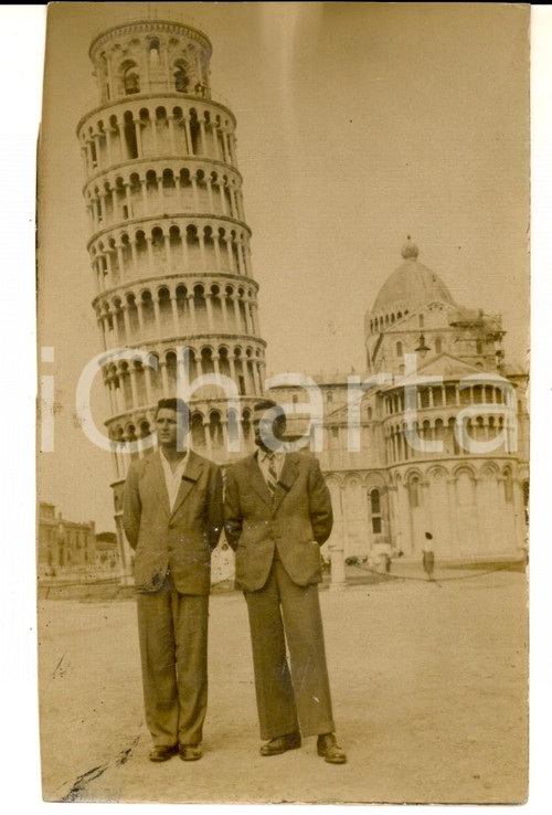 Fotografia d epoca originale 1930 ca PISA Turisti in posa con Torre e cattedrale Foto cartolina VINTAGE 1