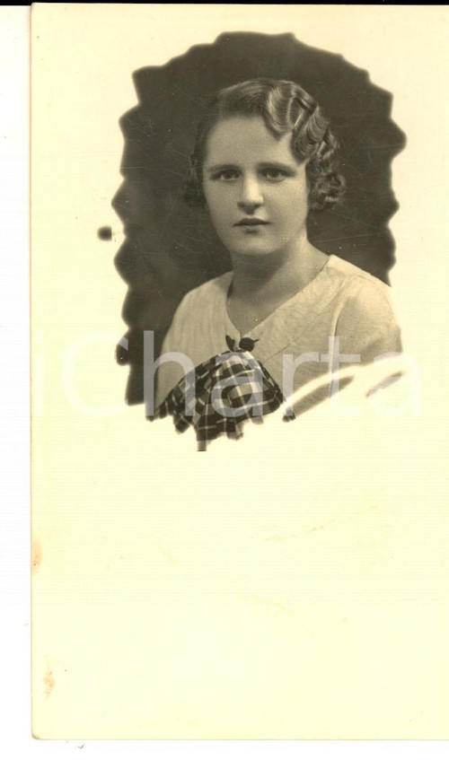 Fotografia d epoca originale 1940 ca TRIESTE Giovane donna con foulard a quadretti Foto cartolina IDEALE 1