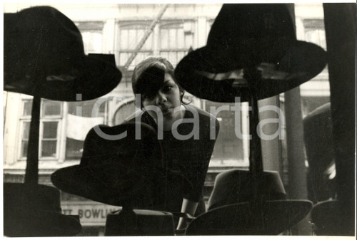Fotografia d epoca originale 1960 ca FRANCE Attrice osserva un negozio di cappelli Foto ARTISTICA 25x17 1