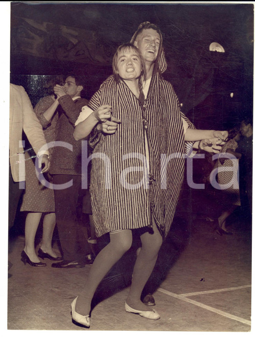 Fotografia d epoca originale 1960 ca PARIS Coppia di giovani a una festa in costume Foto VINTAGE 18x24 cm 1
