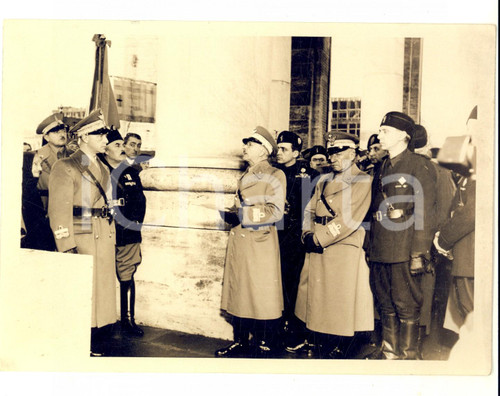 Fotografia d epoca originale 1938 GENOVA Duca di BERGAMO in visita accolto dal PNF locale Foto 18x13 1