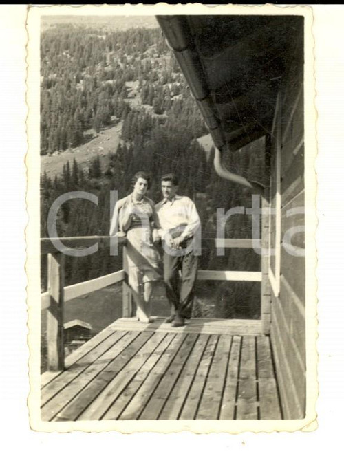 Fotografia d epoca originale 1951 SANTA CATERINA VALFURVA Coppia sul balcone di uan baita Foto VINTAGE 6x9 1