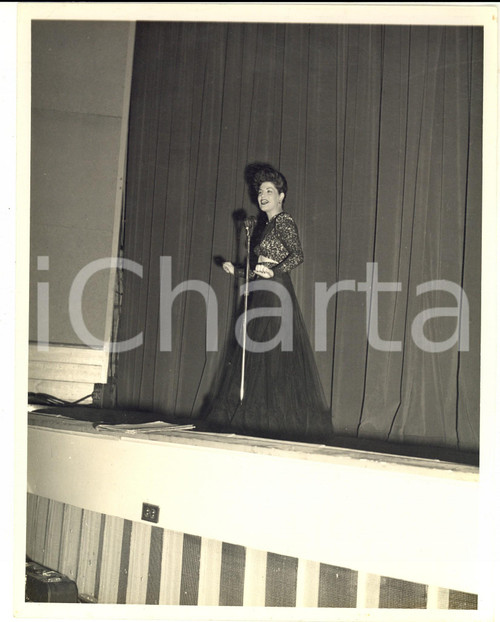 Fotografia d epoca originale 1960 ca FORT BRAGG USA Cantante in scena per l esercito Foto VINTAGE 26X20 cm 1
