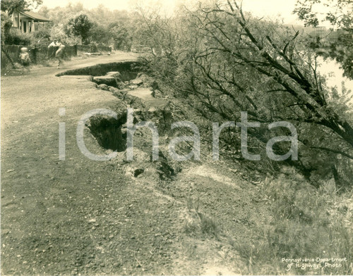 1933 GREENE COUNTY, PENNSYLVANIA (USA) Frana strada rurale vicino ai villini