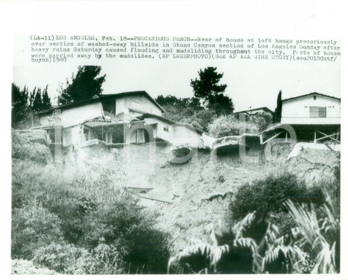 1980 LOS ANGELES (USA) Case franate dopo la pioggia nello STONE CANYON *Foto Stampa su carta fotografica, d'epoca, originale, autentica.DIMENSIONI: cm 25 x 20CONDIZIONI: GOOD.    originale e autentica 1
