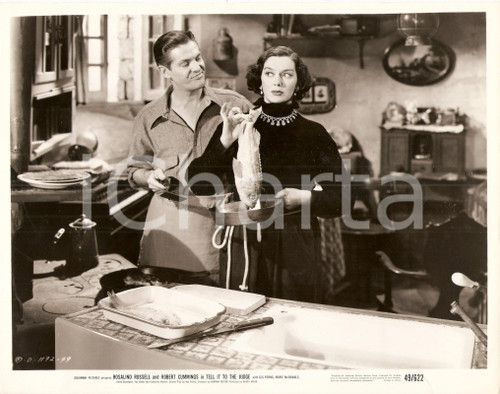 1949 TELL IT TO THE JUDGE Rosalind RUSSELL Robert CUMMINGS cucinano pesce *Foto Fotografia d'epoca.DIMENSIONI: 25 x 20 cm CONDIZIONI: POOR    originale e autentica 1