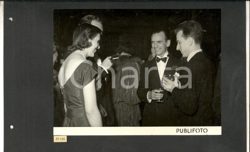 1950 LONDON TournÃ©e TEATRO SCALA Guido CANTELLI alla serata dopo il FALSTAFF  Fotografia d'epoca, montata su cartoncino morbido.La fotografia &egrave; relativa alla tourn&eacute;e inglese del Teatro alla Scala, svoltasi nel settembre 1950.CONDIZIONI: G (fori da classificatore al margine sinistro del cartoncino)FORMATO: 35x25 cm    originale e autentica 1