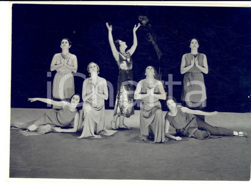 1940 ca MILANO DANZA Una coreografia di Tusnelda RISSO *Fotografia 18x13 cm Fotografia d'epoca.  FORMATO: 18x13 cm  CONDIZIONI: POOR (macchia centrale)     originale e autentica 1