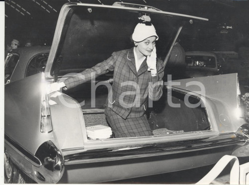 1956 TORINO Salone dell'Automobile - Modella nel baule di una CADILLAC *Foto