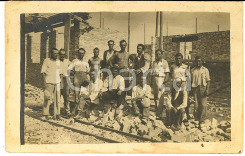 1940 ca ITALIA Operai al lavoro in un cantiere edile *Foto cartolina VINTAGE Fotografia in formato cartolina postale.  CONDIZIONI: fair (lievi macchie marginali)    originale e autentica 1