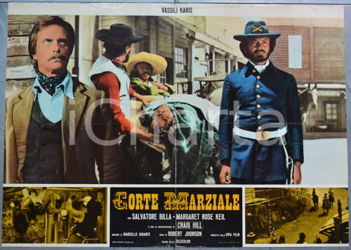 1973 CINEMA WESTERN "Corte marziale" - Vassili KARIS Craig HILL Lobby card 65x45 Lobby card originale d'epoca.  POOR/danneggiato Gualciture diffuse e piccoli strappi ai margini, piegatura centrale Formato: 65x45 cm originale e autentica 1