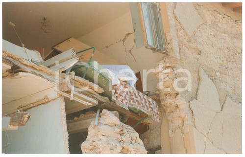 1997 TERREMOTO COLLECURTI (MC) Interno di un'abitazione distrutta ^Foto 20x12 Fotografia di agenzia. GOOD/buono  Formato: 20x12 cm originale e autentica 1