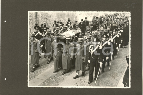 1952 MILANO BRERA Funerali gen. Umberto UTILI - Corteo con militari - Foto (2) Fotografia originale d'epoca, montata su cartoncino forato da un lato (per l'inserimento in un album). GOOD/buono  Formato: 32x23 cm originale e autentica 1
