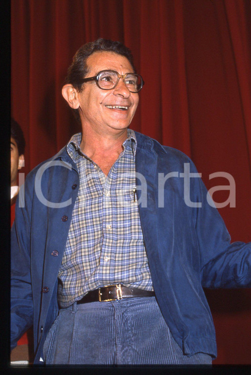 35mm vintage slide* 1985 CANNES Yusuf SHAHIN al FESTIVAL DEL CINEMA Ritratto (8)  Diapositiva d'epoca, in formato 35 mm.  CONDIZIONI: GOOD Tutti i diritti riservati.E' severamente vietata la riproduzione. ICharta mette in vendita, sul negozio eBay e in esclusiva sul sito "icharta" il proprio archivio composto da numerose diapositive e negativi fotografici d'epoca, tutti originali e autentici, che attraversano la storia del costume italiano tra gli la fine degli anni Sessanta e Novanta.Si tratta di uno sguardo inedito sull'attualit&agrave;, la politica, la vita quotidiana, il gossip e la cultura, che fotografa il cambiamento della nazione in quest'ultimo scorcio del XX secolo. Un'occasione unica per il mercato del collezionismo, che vede finalmente disponibile un archivio eccezionale per vastit&agrave;, tematiche e condizioni, in un settore (il negativo fotografico e la diapositiva) di assoluta novit&agrave; e dalle interessanti prospettive di investimento.  originale e autentica 1