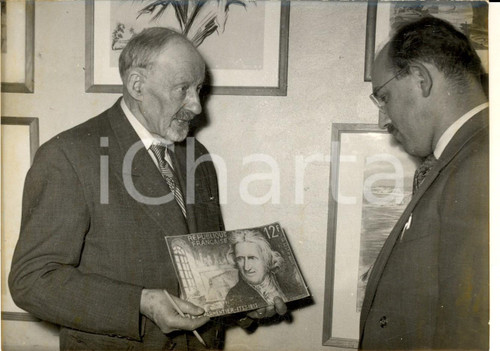 1956 PARIS 10e Salon PhilatÃ©lique - Henri CHEFFER avec son timbre "Parmentier" Fotografia d'epoca con didascalia coeva.  CONDIZIONI: G FORMATO:  16x11 cm     originale e autentica 1