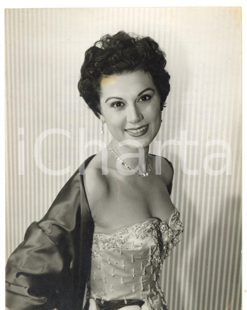1956 GREAT BRITAIN Portrait of Doretta MORROW in glittering dress *Photo 15x20 Fotografia d'epoca, con didascalia coeva al verso. CONDIZIONI: FAIR (piccolo alone al margine superiore; minime piegature agli angoli)FORMATO: 15x20 cm    originale e autentica 1