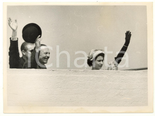 1953 LONDON AIRPORT Queen ELIZABETH II and the Duke of EDINBURGH greetings Fotografia d'epoca, con didascalia coeva al verso. CONDIZIONI: POOR (bassa qualit&agrave; di stampa; piegatura all'angolo inferiore sinistro)FORMATO: 20x15 cm    originale e autentica 1