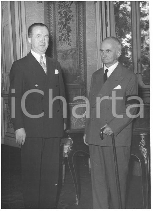 1953 ROMA Luigi EINAUDI riceve Giuseppe PELLA al Quirinale *Foto 13x18 cm Fotografia d'epoca con didascalia coeva al verso.  CONDIZIONI: G (ma lieve sovraimpressione) CONDIZIONI: 13x18 cm    originale e autentica 1