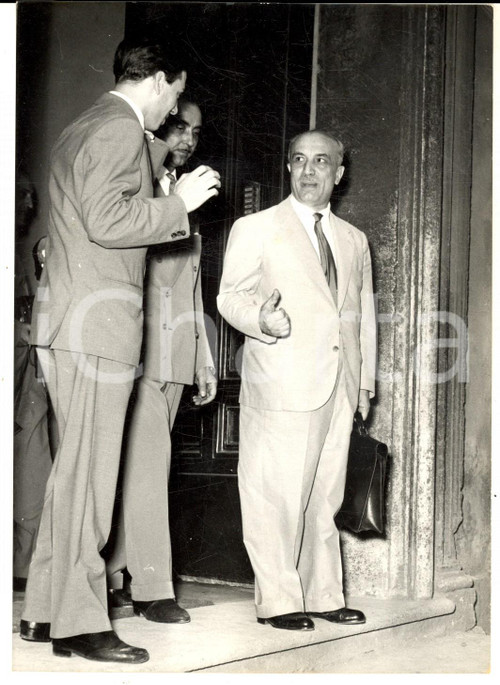 1957 ROMA Amintore FANFANI inizia le consultazioni per formare un nuovo governo Fotografia d'epoca con didascalia coeva al verso.  CONDIZIONI: G FORMATO: 13x18 cm    originale e autentica 1