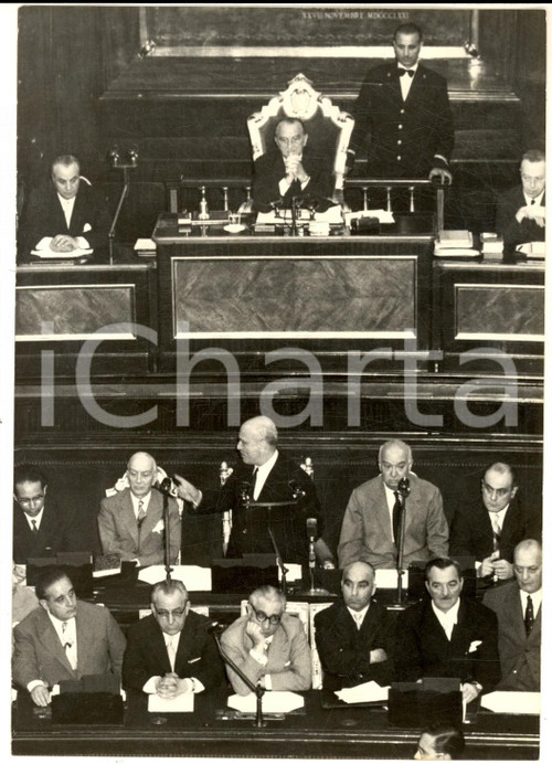 1958 ROMA Amintore FANFANI parla al Senato prima del voto di fiducia *Foto 13x18 Fotografia d'epoca con didascalia coeva al verso.  CONDIZIONI: FAIR (piegatura all'angolo superiore sinistro) FORMATO: 13x18 cm    originale e autentica 1