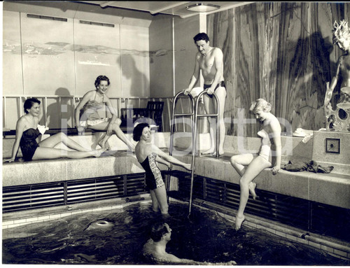 1956 LIVERPOOL CANADIAN PACIFIC "Empress of Britain" - Luxury swimming pool Fotografia d'epoca con didascalia coeva.  CONDIZIONI: GFORMATO: 20x15 cm     originale e autentica 1