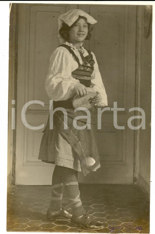 1914 ROMA Ritratto di giovane donna in abito da popolana - Foto ARTISTICA  Fotografia d'epoca con didascalia manoscritta coeva al verso. CONDIZIONI: GFORMATO: 12x17 cm    originale e autentica 1