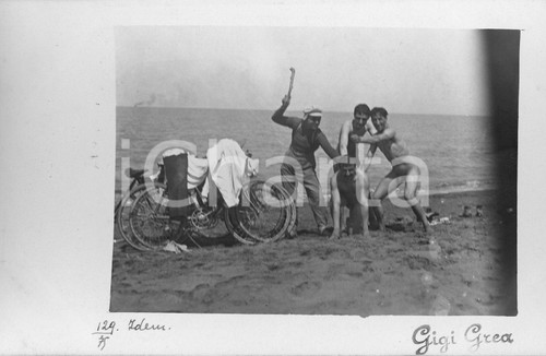 1905 ROMA FIUMICINO Nudismo e giochi tra amici in spiaggia *Fotocartolina